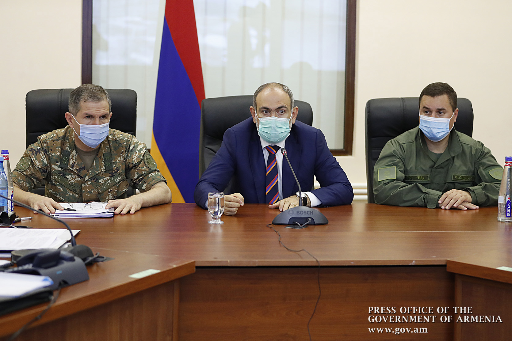 Пашинян провел встречу с руководящим составом министерства обороны и Вооруженных сил