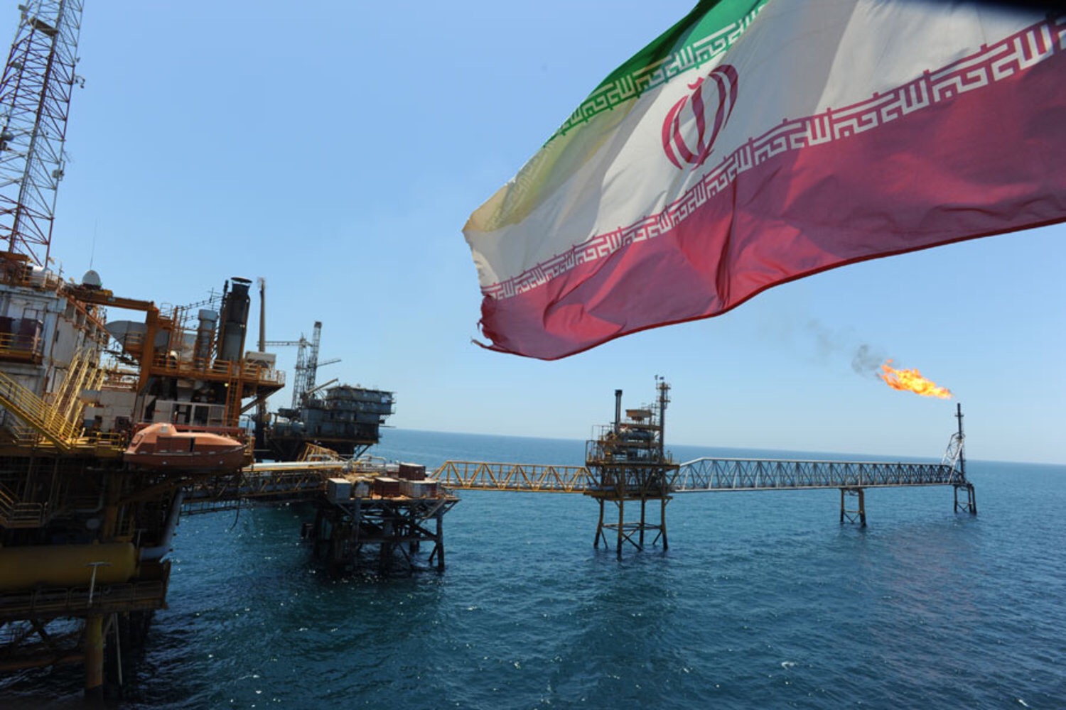 Иран попросит у Запада разрешить экспорт нефти не менее 700 тысяч баррелей в сутки - Reuters