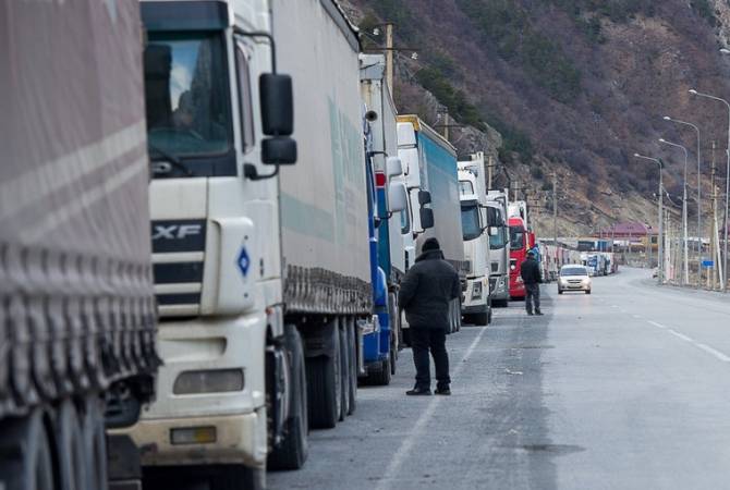 Ларс открыт: со стороны России скопилось около 300 грузовиков