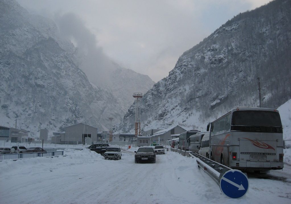Дорога через Ларс закрыта: на российской стороне скопилось около 600 грузовиков
