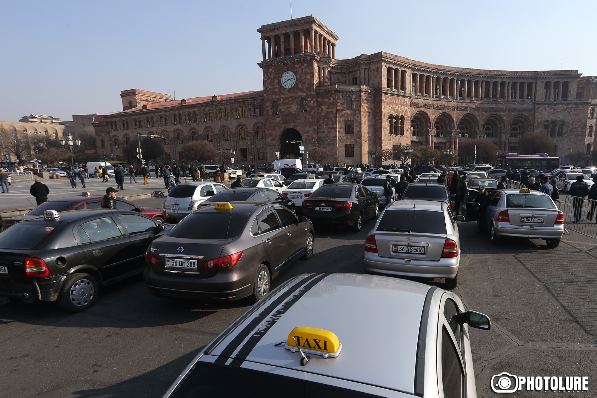 Ո՛չ բալային համակարգին, ո՛չ հարկերին ու ո՛չ online taxi-ներին. տաքսու վարորդները դժգոհ են