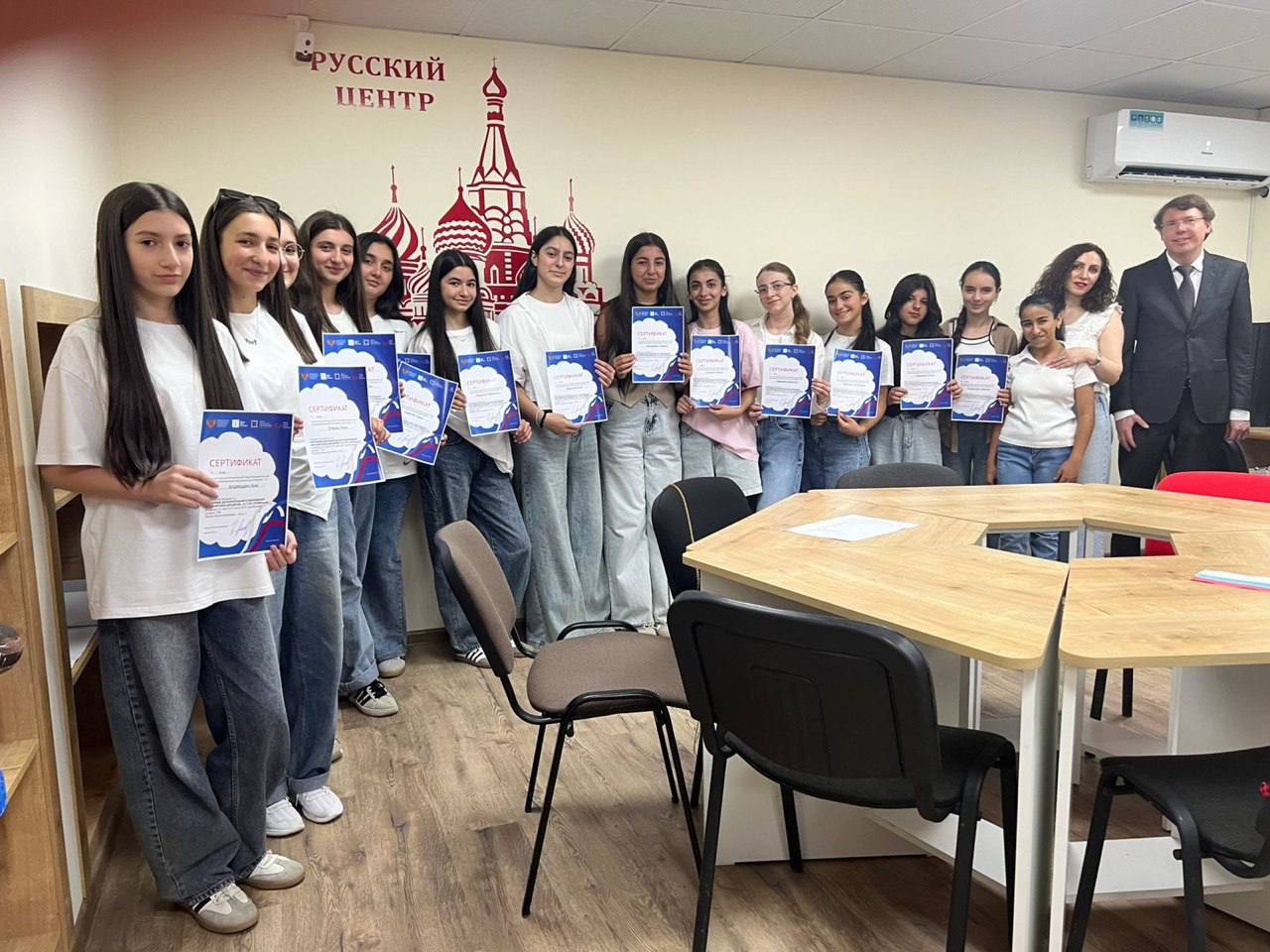 Дипломаты РФ вручили в Капане сертификаты выпускникам курсов русского языка и культуры 