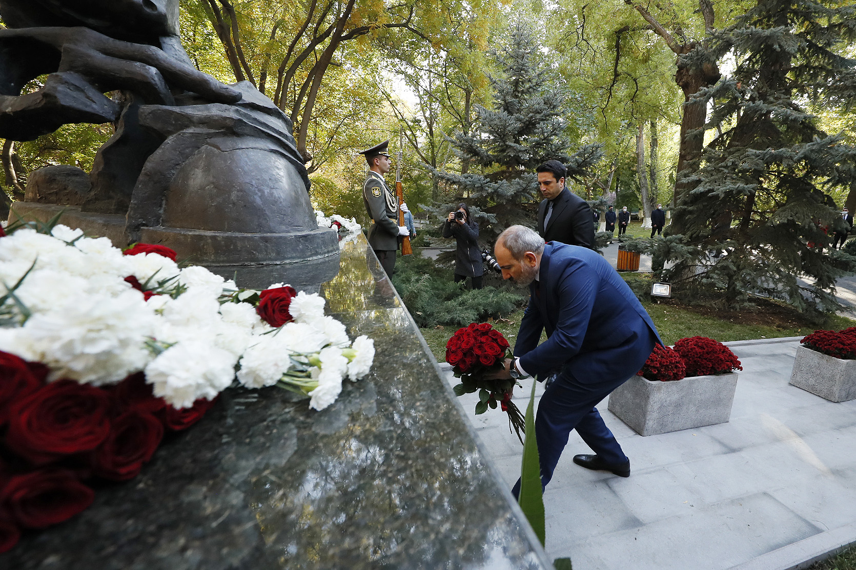 Пашинян почтил память жертв преступления 27 октября 1999 года
