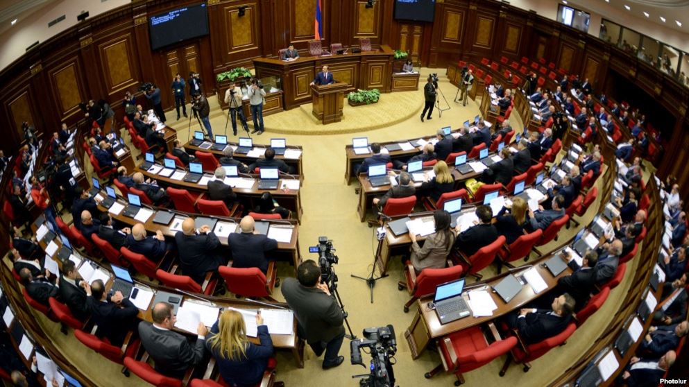 Армянский парламент проголосовал за референдум по конституционным изменениям