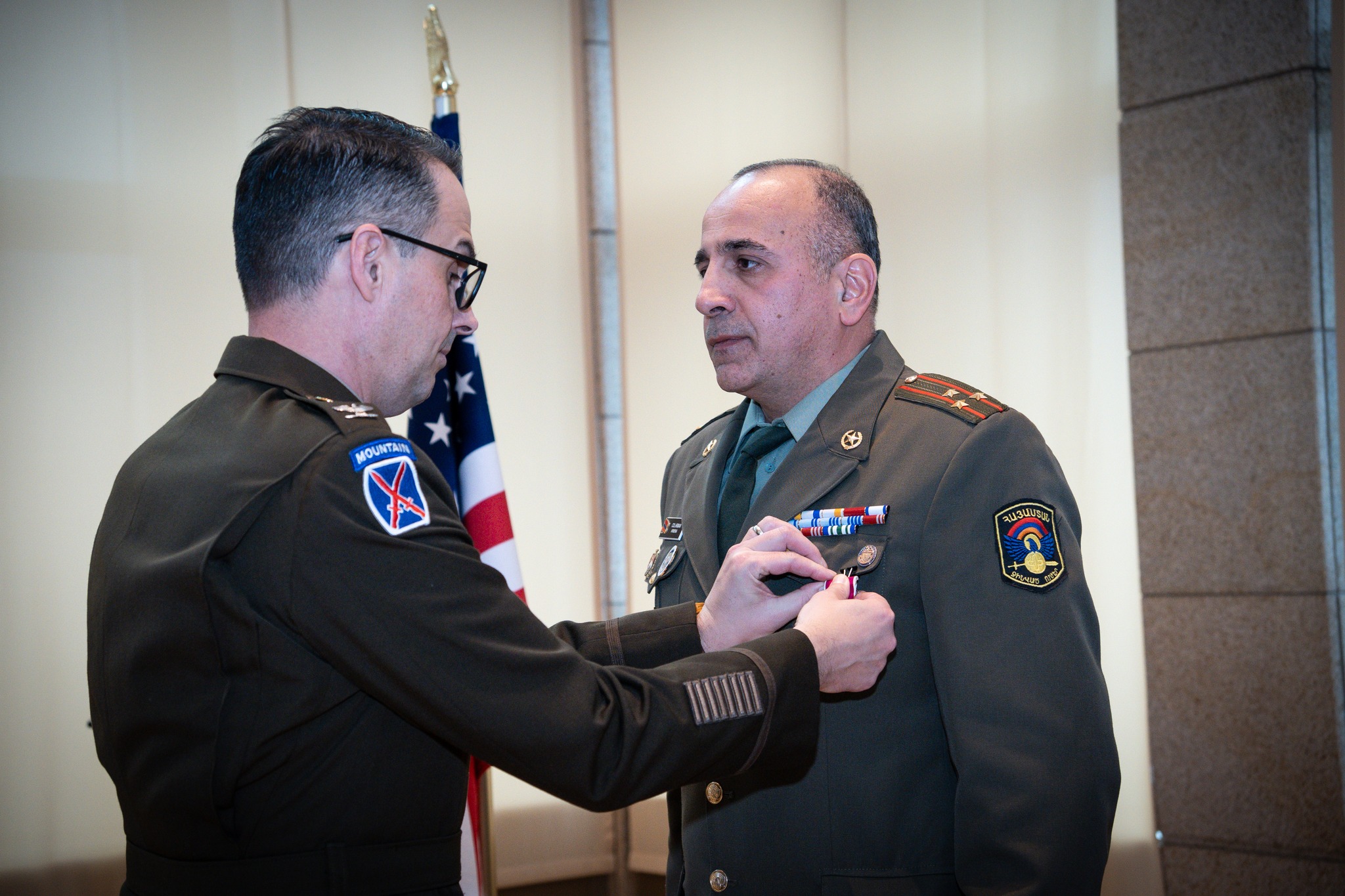 ԱՄՆ ռազմական կցորդը «Պատվո լեգեոն» շքանշան է հանձնել գնդապետ Արման Մկրտչյանին