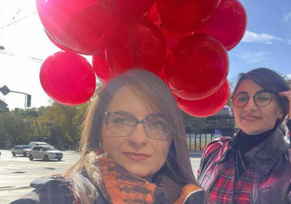 Опасность очень близка: оппозиционный депутат подарила президенту РА красный шарик (видео)