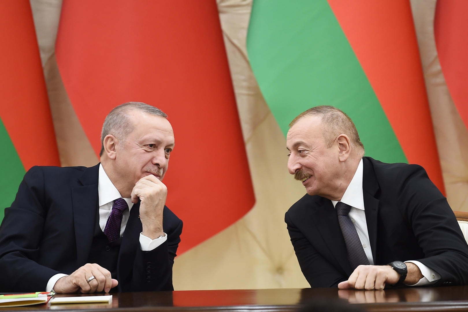 Эрдоган поздравил Алиева и выразил надежду на подписание мирного договора с Арменией