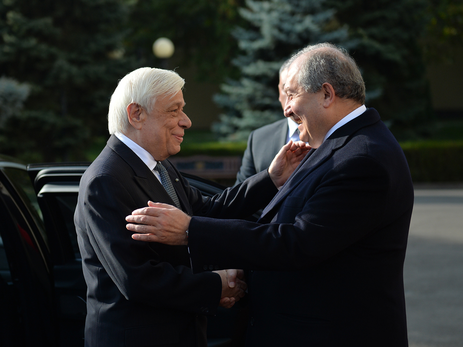 В резиденции президента состоялась официальная церемония встречи президента Греции