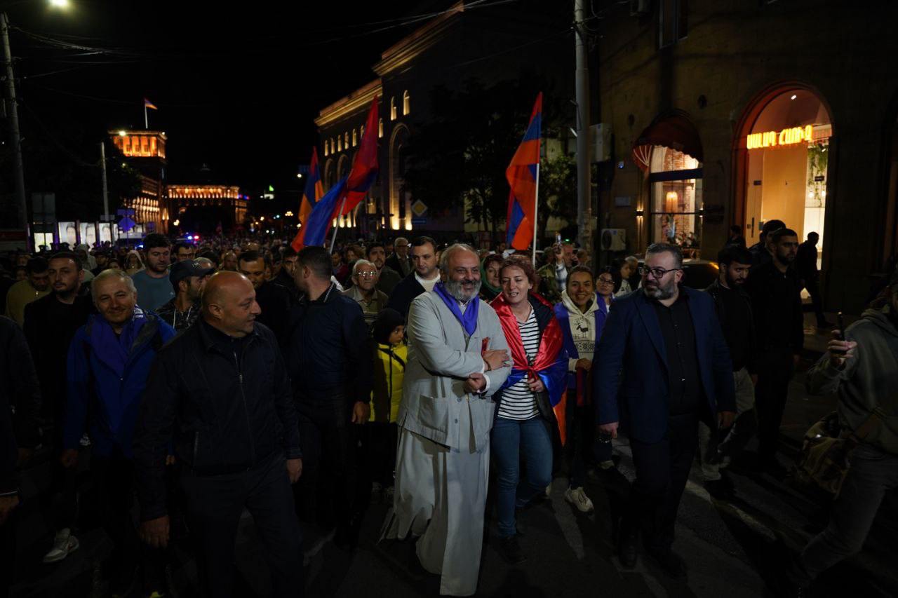 Участники митинга Священного движения шествием направляются к зданию ОТА