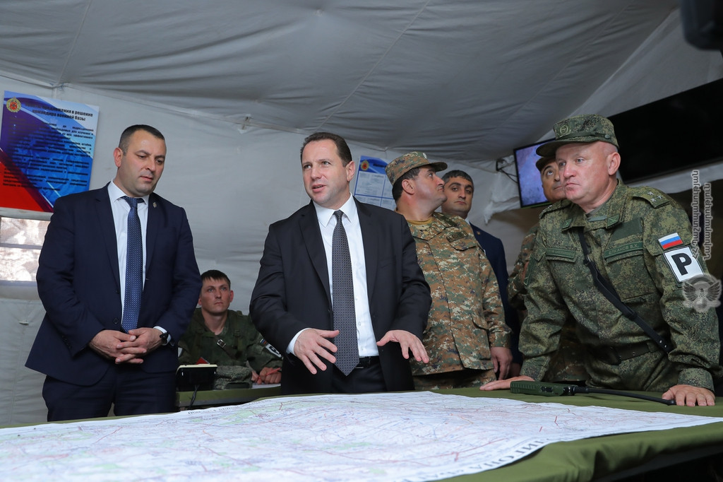 Армяно-российские войска могут вести бои в различных оперативных направлениях – министр