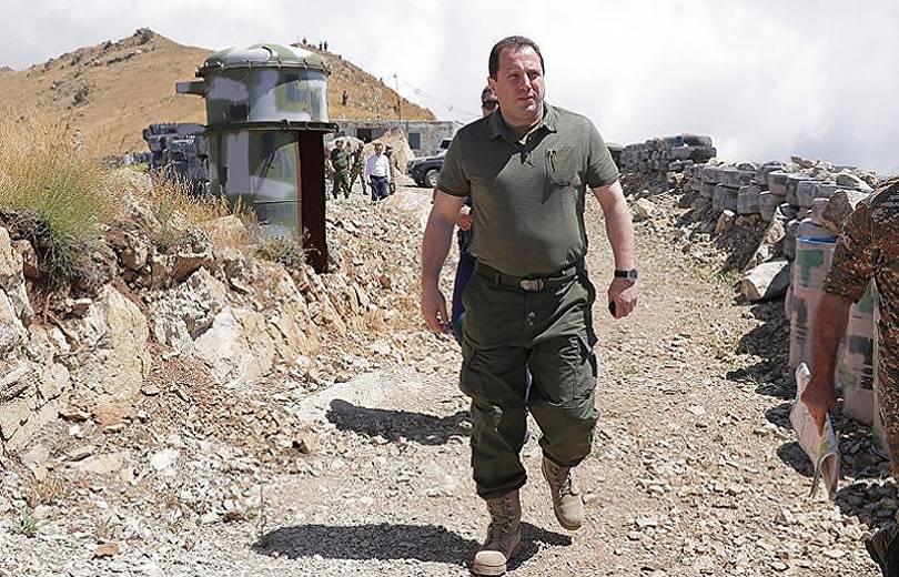 Давид Тоноян посетил один из боевых опорных пунктов ВС Армении