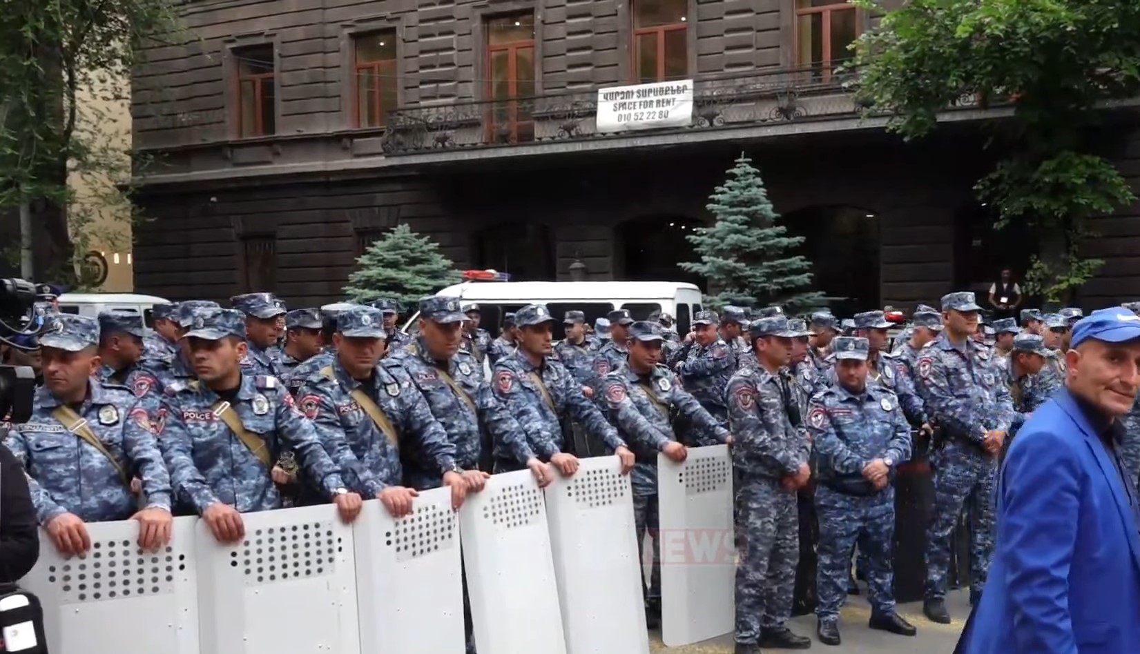 Здание правительства Армении блокировано полицейскими 