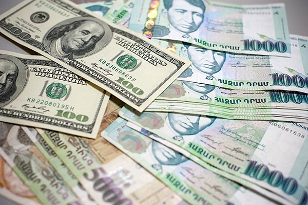 ЕАБР: Доллар в Армении в 2023 году подорожает до 438 драмов, а в 2024-м до 465 драмов 