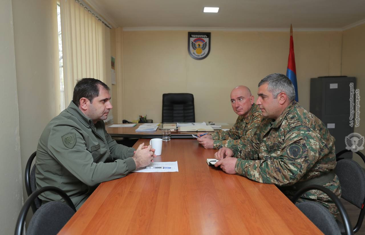 Министр обороны Армении провел частные беседы с офицерами