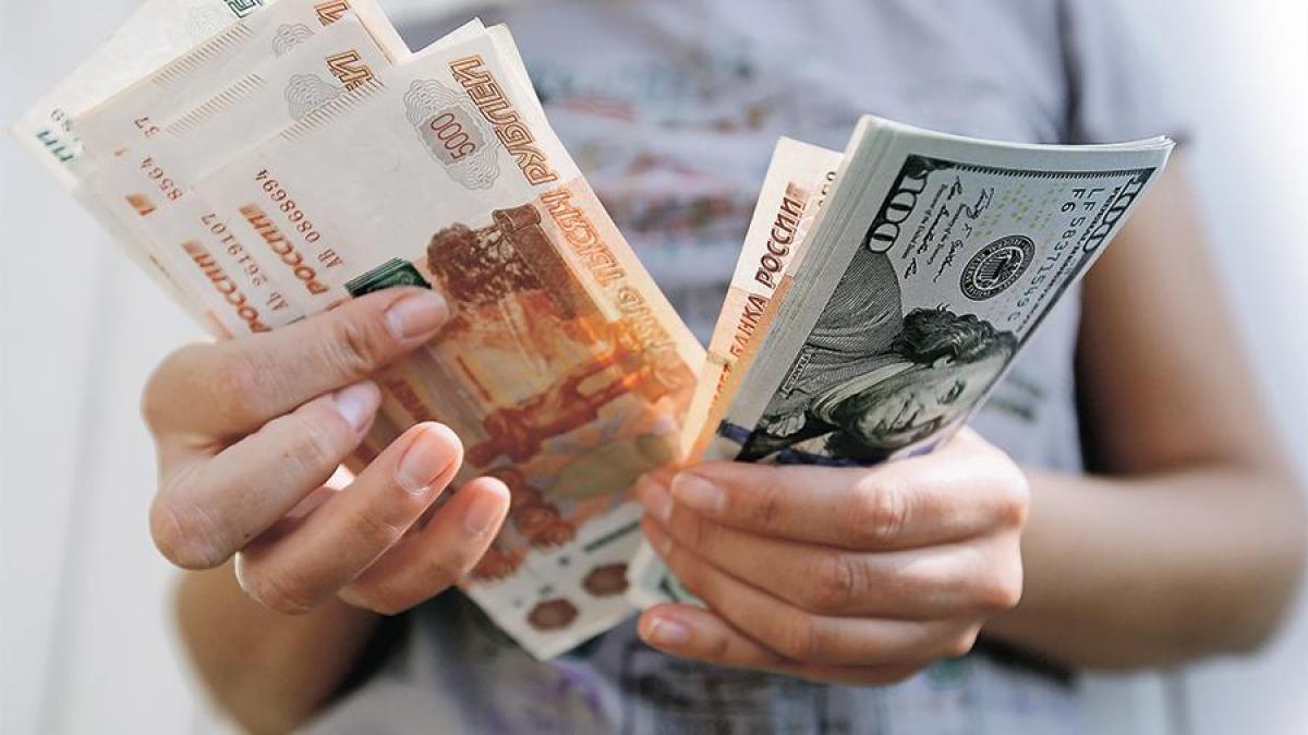 Объем денежных переводов из России сократился на 15,9%, из США - вырос