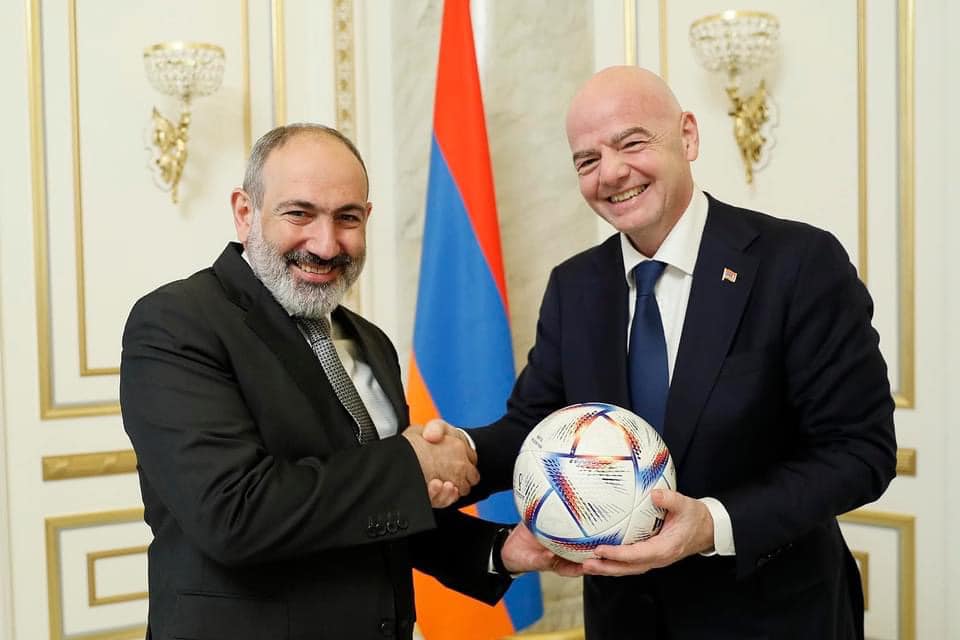 Армения сотрудничает с международными партнерами: Пашинян принял главу ФИФА