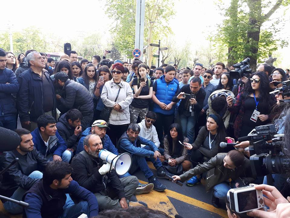 В Ереване вновь начались акции протеста, полиция стягивает силы: есть задержанные