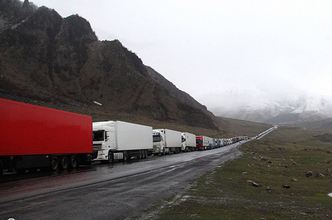 Иностранным грузовикам и автобусам с неоплаченными штрафами запретят выезжать из России