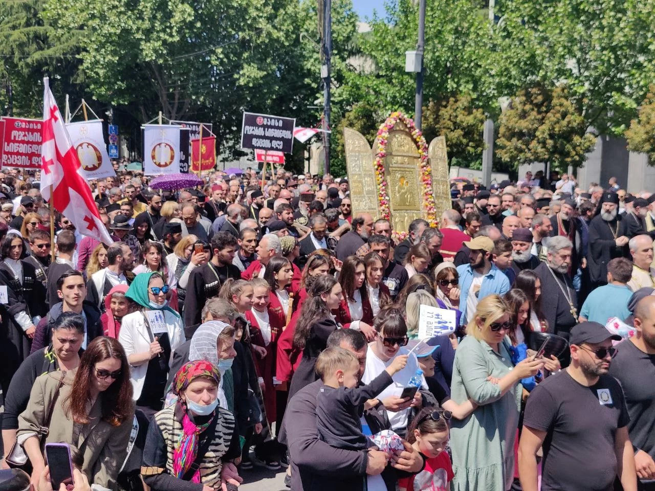 Защитим свои традиции – верующие по всей Грузии шествиями отмечают День святости семьи