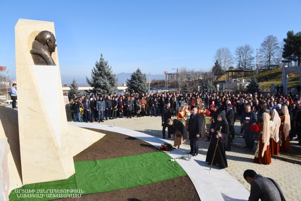 Президент Арцаха присутствовал на открытии бюста благотворителя Левона Айрапетяна