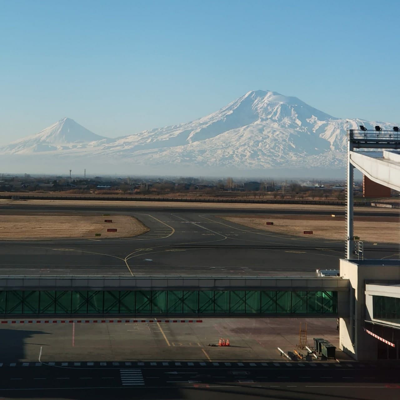 Каков показатель пассажиропотока в двух аэропортах Армении за весь 2021 год?