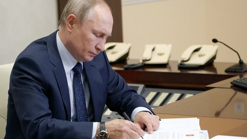 Владимир Путин подписал закон о туристических визах для иностранцев