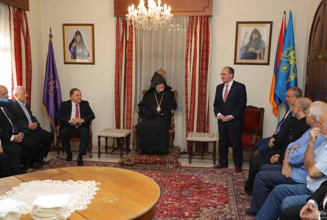 Глава МИД Армении встретился с армянской общиной Кипра