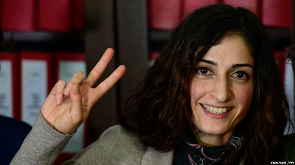 Журналистка вернулась в ФРГ после отмены запрета на выезд из Турции