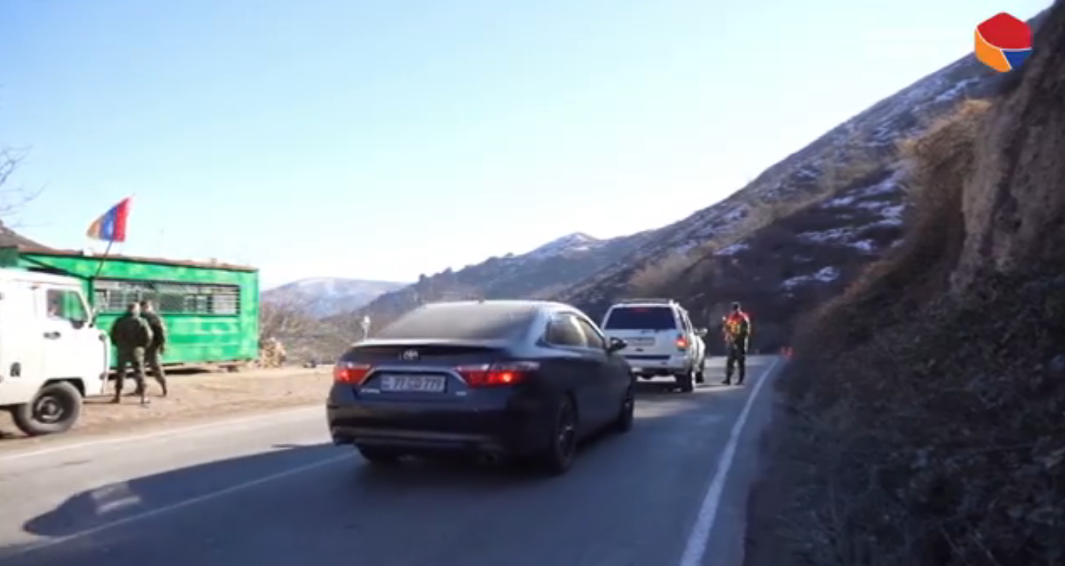 Գորիս-Կապան ավտոճանապարհը հայկական մեքենաներն անցում են սահմանապահների ուղեկցությամբ