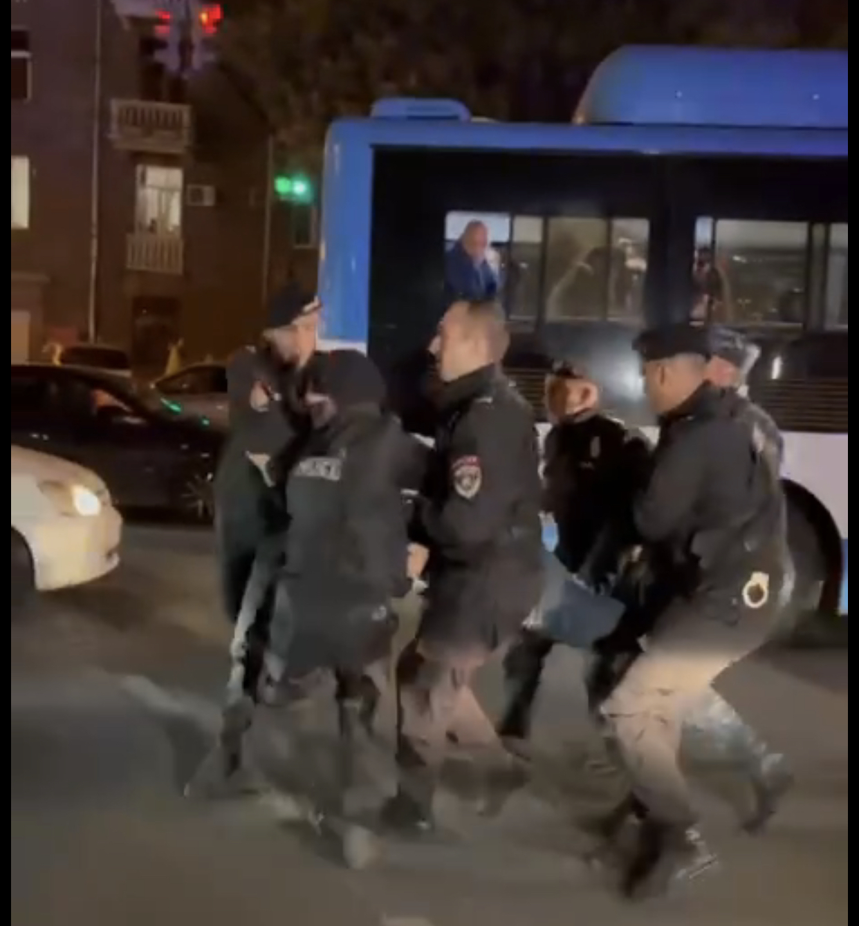 Полиция Армении начала жестко задерживать протестующих, перекрывающих улицы Еревана