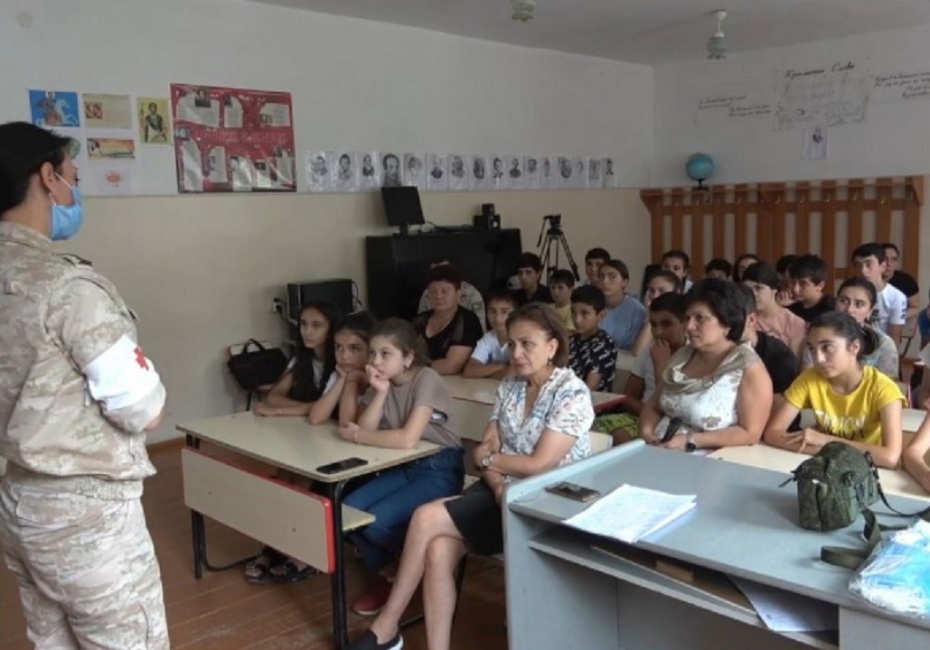 Российские миротворцы провели интерактивный урок в школьном лагере Аскеранского района
