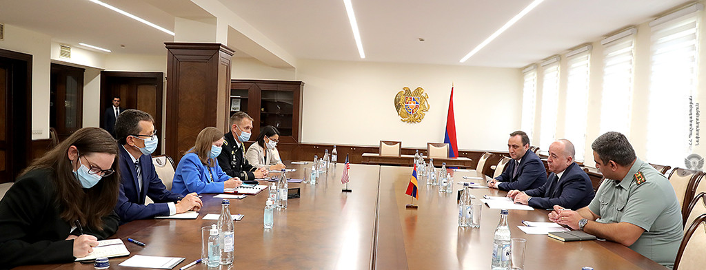 Глава МО Армении проинформировал посла США о регулярных провокациях Азербайджана