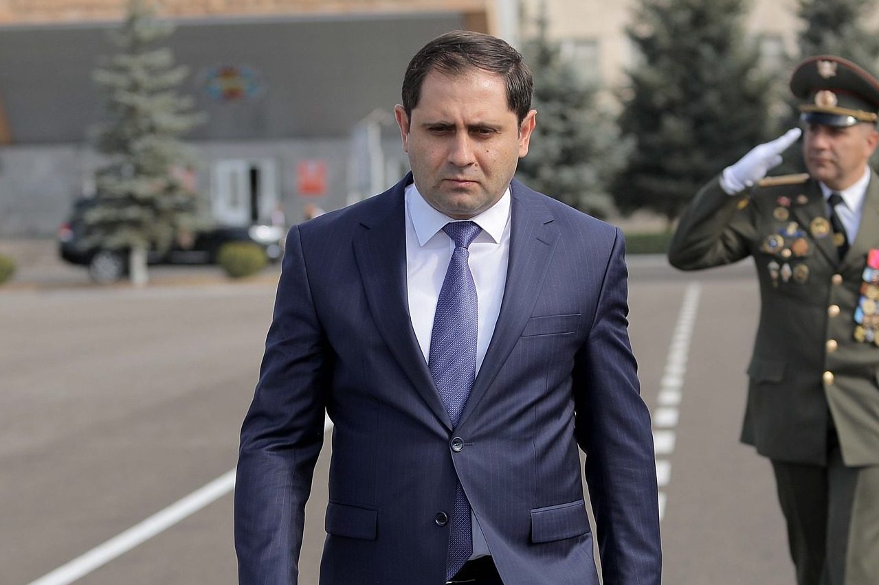 Министр обороны прервал свою рабочую поездку и возвращается в Армению