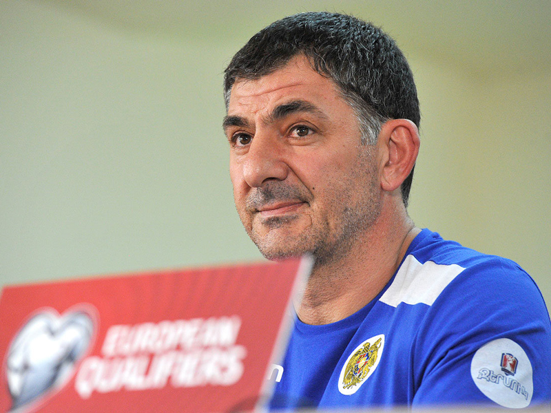 Главный тренер сборной Армении по футболу подал в отставку