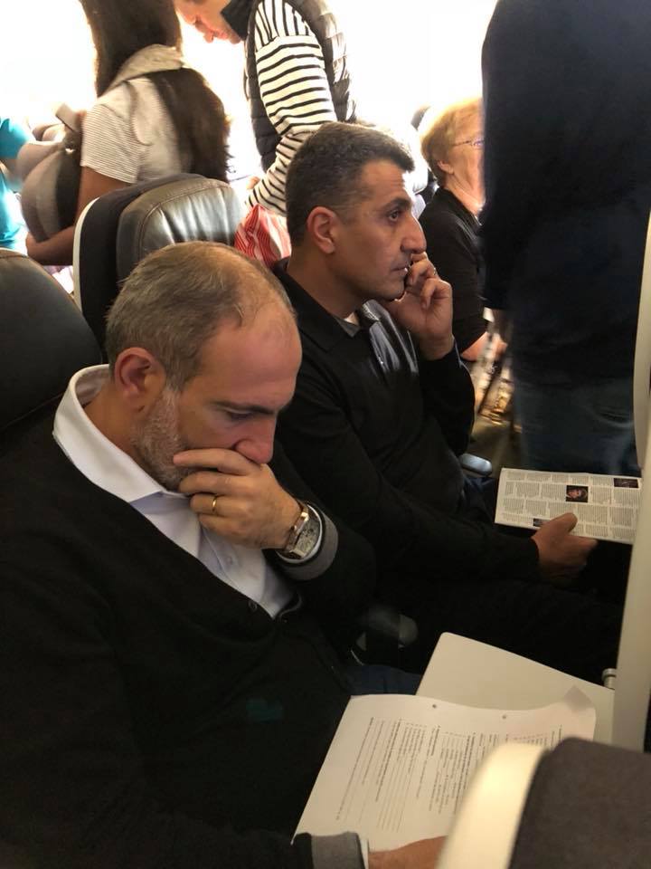 Кадр дня: премьер-министр Армении из Нью-Йорка в Париж полетел эконом-классом