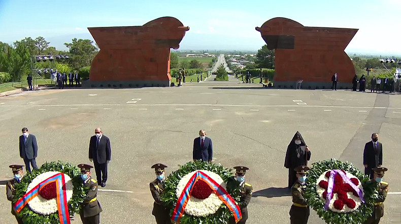 Воздать дань уважения героям: высшее руководство Армении и Арцаха в Сардарапате