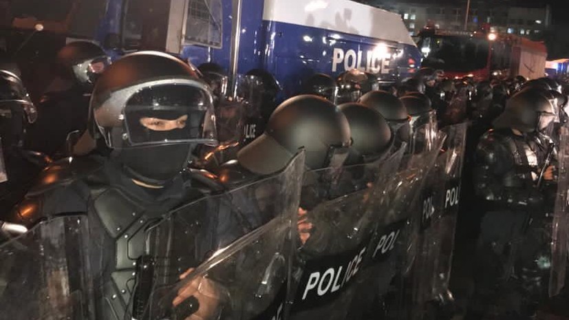Полиция в Тбилиси применила водометы и слезоточивый газ против протестующих у парламента 