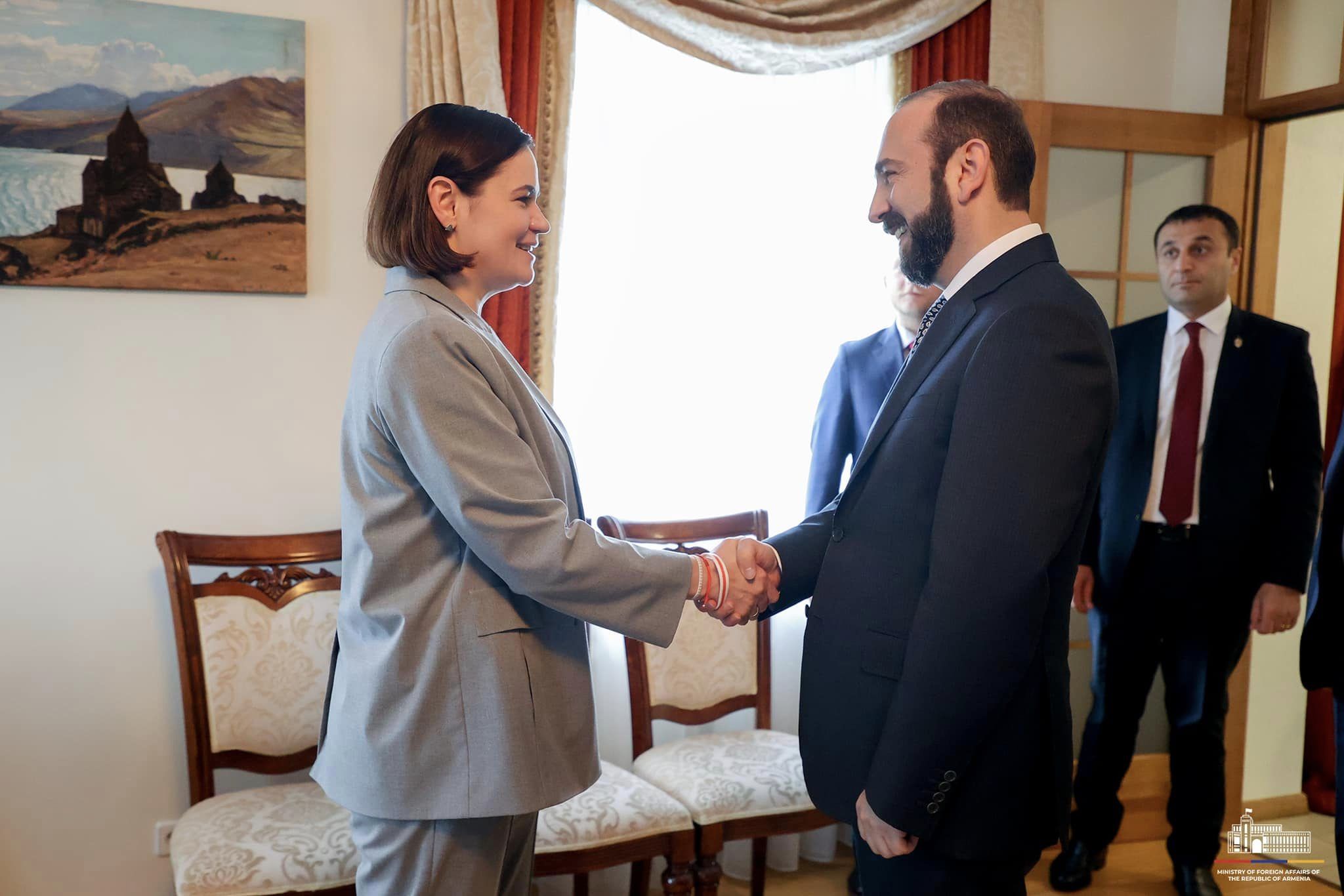 Назло Беларуси: глава МИД Армении встретился с Тихановской
