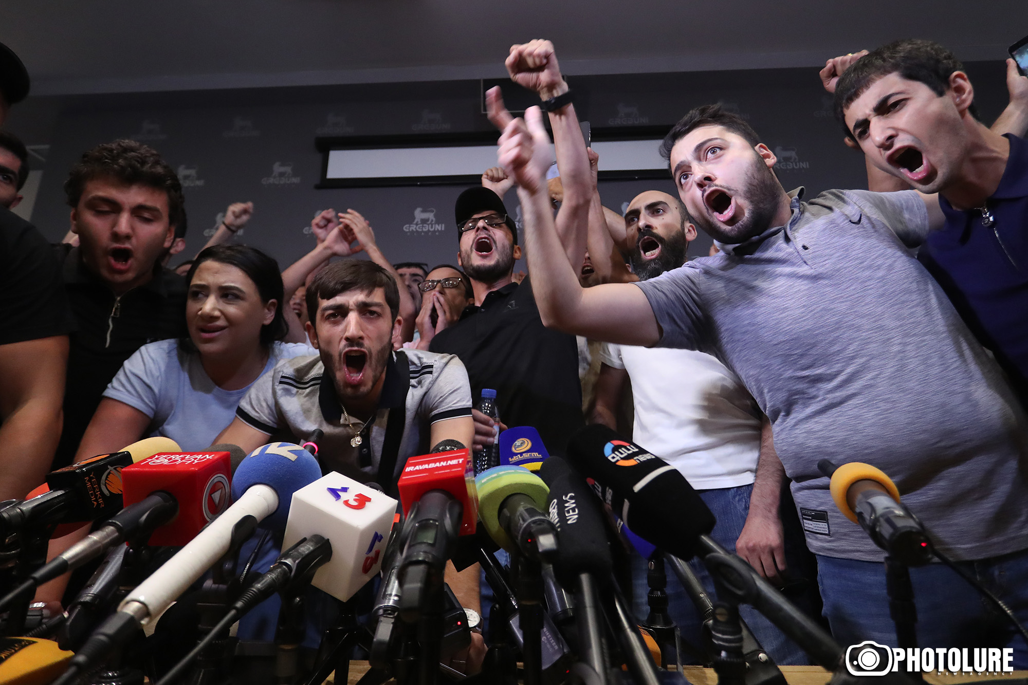 Իրավախախտմամբ՝ իրավախախտման դեմ. ակտիվիստները տապալեցին Քոչարյանի ասուլիսը (լուսանկարներ)