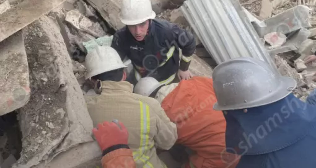 Взрыв в Ереване: Из-под завала дома в Ереване спасена женщина
