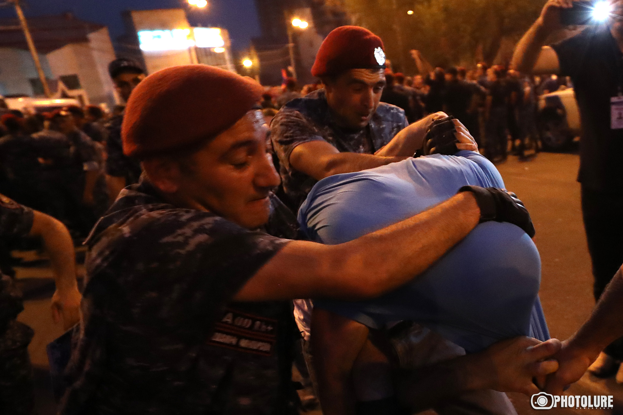 Четверо пострадавших во время столкновения с полицией в Ереване продолжают лечение