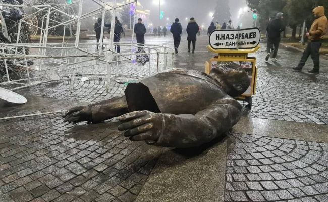 В Казахстане погромщики снесли памятник Назарбаеву