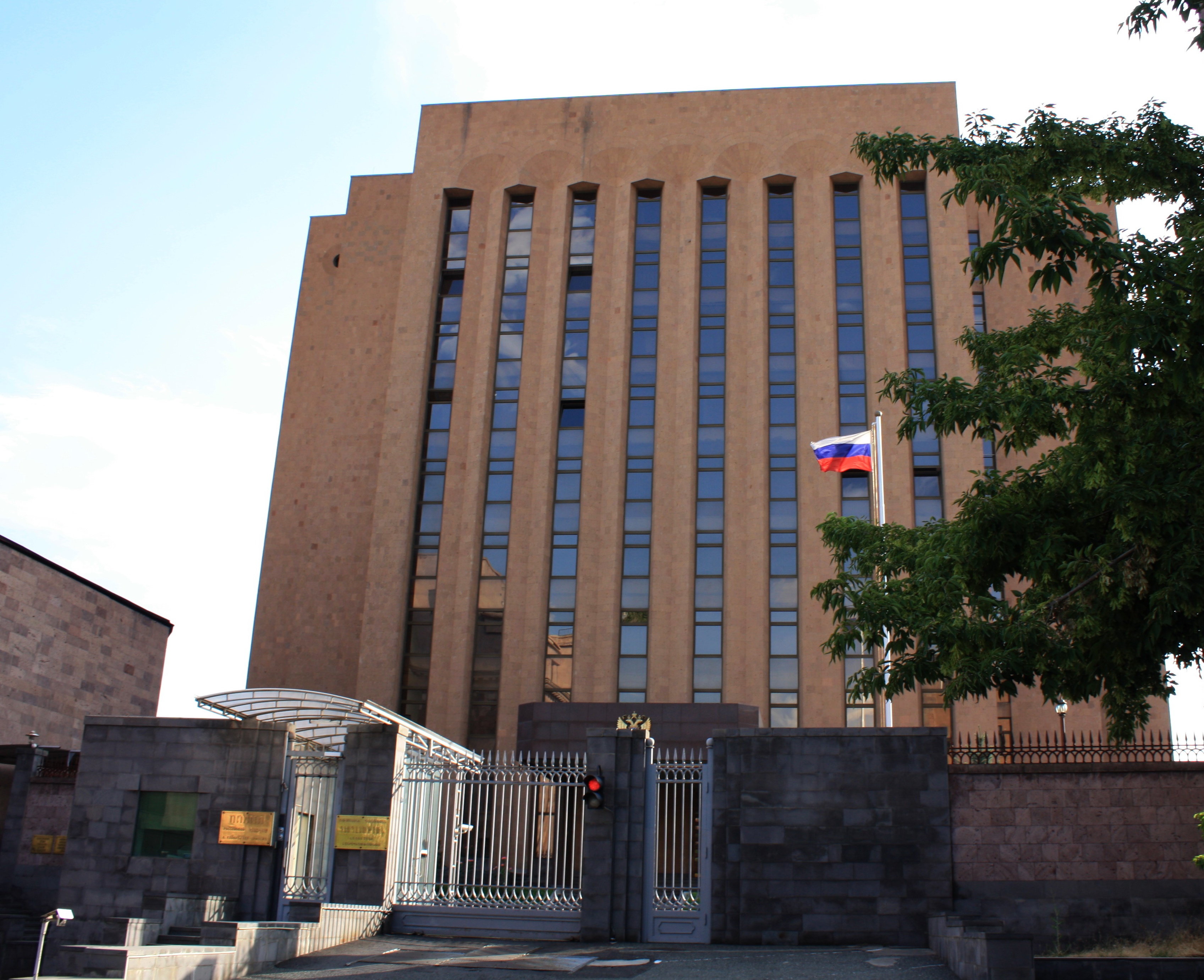 Ряд НПО пытаются внести раскол в российско-армянские отношения - посольство РФ