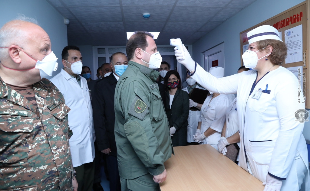 Министр обороны Армении посетил военный госпиталь (ФОТО)