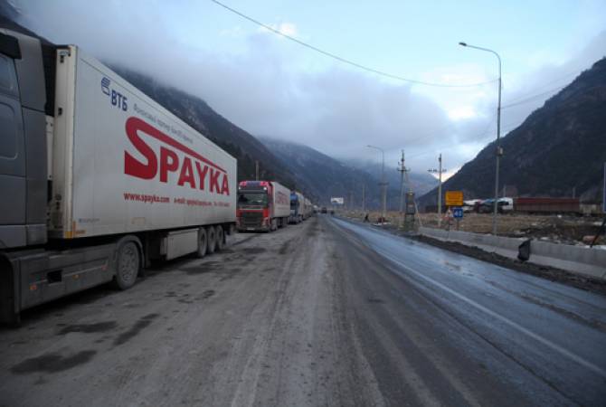 Ларс закрыт для всех транспортных средств: со стороны России скопилось 270 грузовиков
