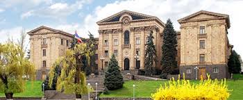 У здания парламента Армении проходит митинг с требованием отставки Пашиняна