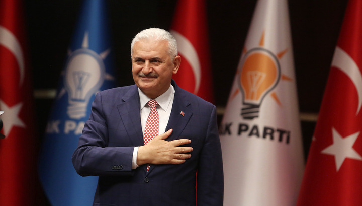 Премьер-министр Турции отказался от должности руководителя правящей партии