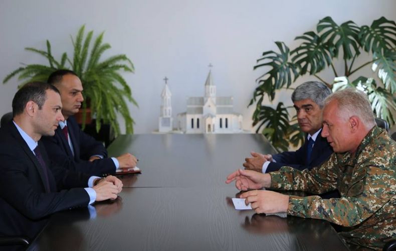 Секретарь Совбеза Армении и Минобороны Арцаха обсудили вопросы пополнения вооруженных сил