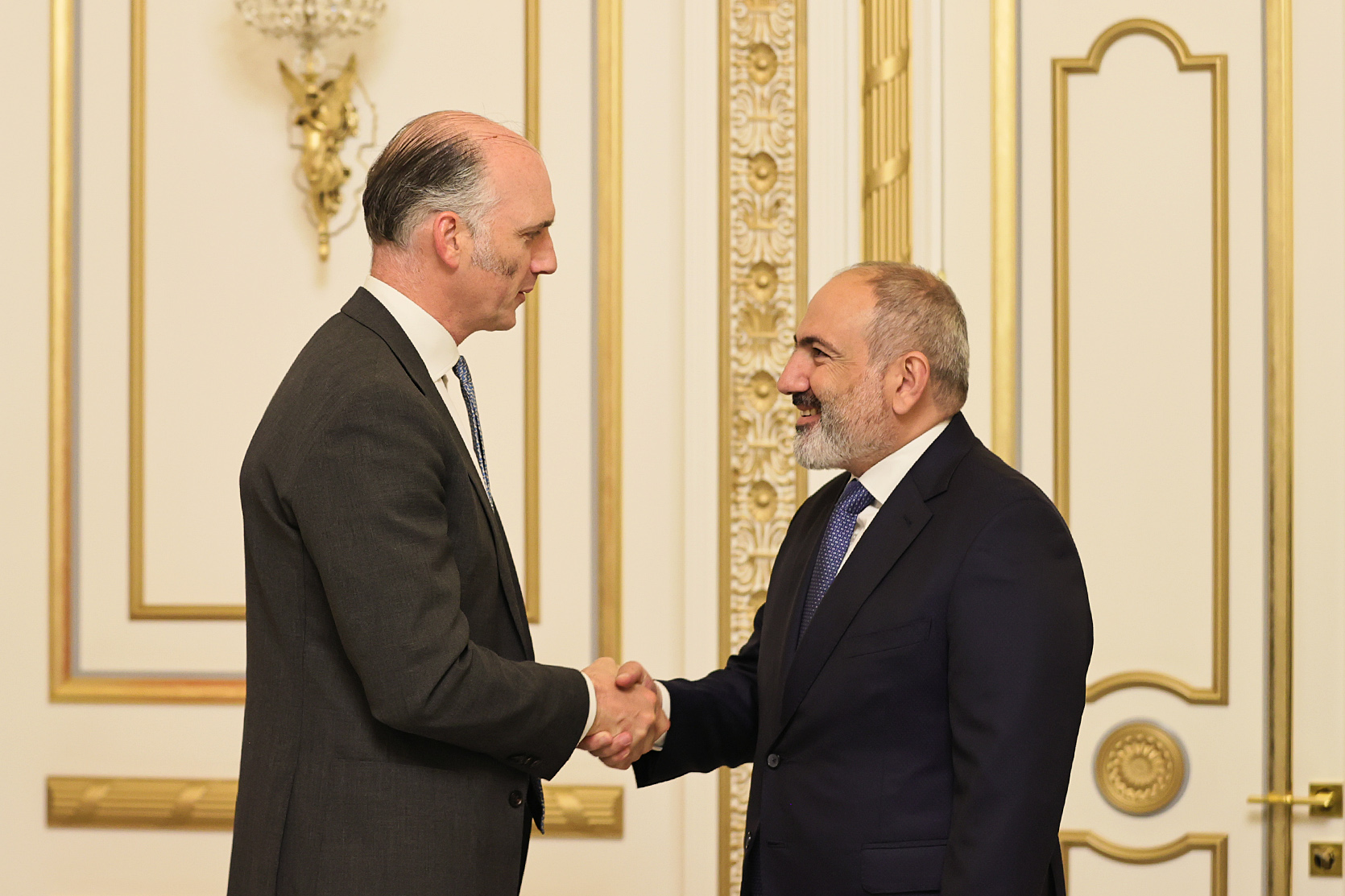 Пашинян и госминистр Великобритании обсудили армяно-азербайджанское урегулирование