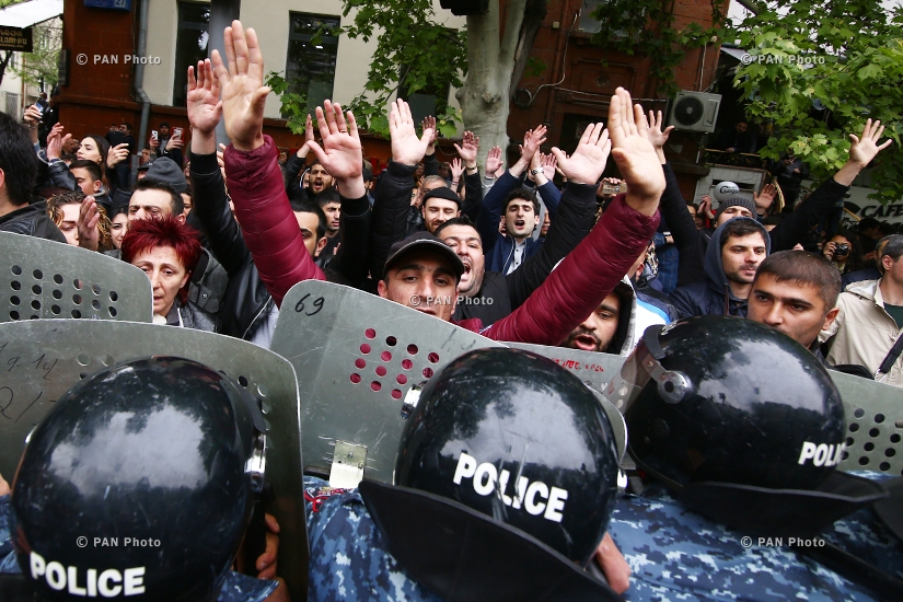 Մի քանի հազար ցուցարար շրջափակել են Շենգավիթի ոստիկանությունը ԹԱՐՄԱՑՎՈՂ (LIVE)